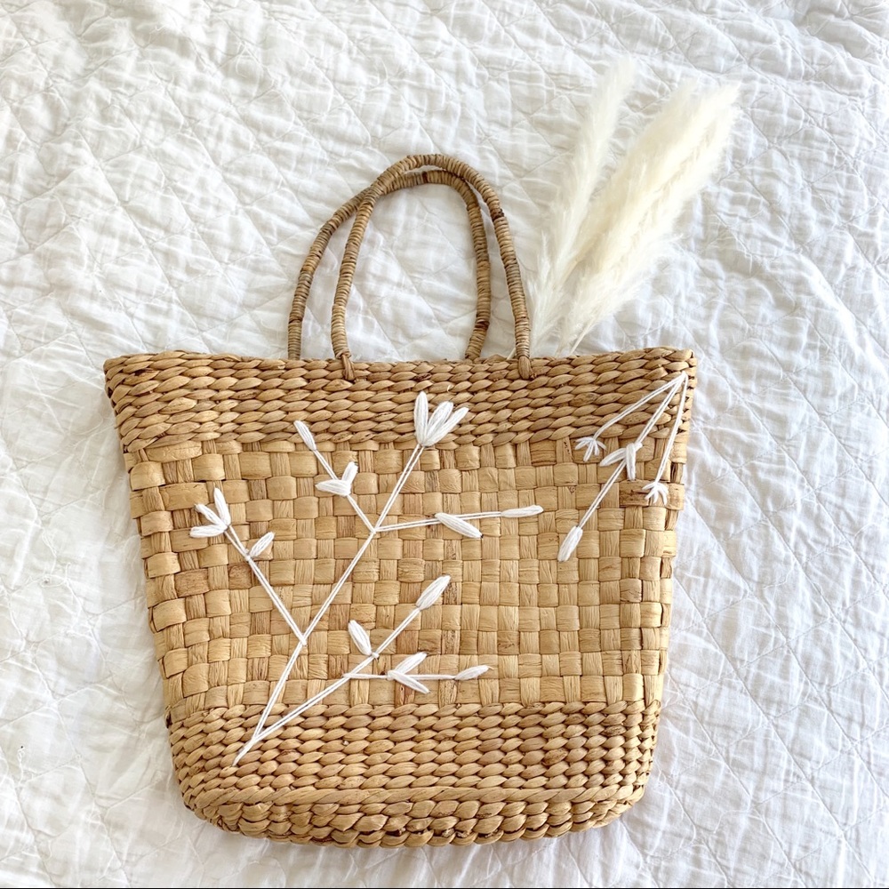 Large woven bag with embroidery